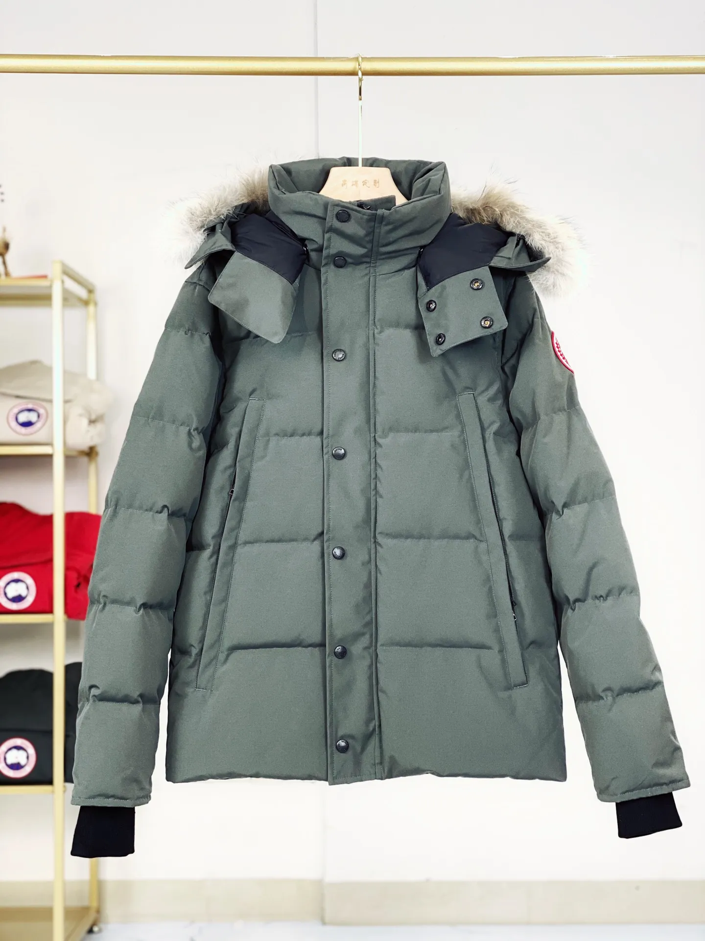 P820 Canada goose/Canada Goose Wyndham 388M 29 parka down jackets, genuine original version, you need to compare with the genuine product at any time, all accessories are customized from the original factory 💯The softness and hardness of the fabric are compared with the genuine ones, and they can be restored by kneading at will (fabric misunderstanding: fabrics that are not high hardness are waterproof. Only when you buy the latest genuine version this year will you notice the softness and comfort of the fabric) 💯Authentic white duck down is synchronized with the down Fluffy and not clumping, filled with electronically controlled down filling machine. 💯Customized zippers with authentic YKK military-grade copper core zipper pulls. High hardness and no jamming. 💯The fur collar is purchased from Western Canada coyote skin and is customized. Zipper cord, pocket label, back label, collar velvet, velcro fasteners, cuffs, all details are updated simultaneously with the original version, the best version, the most complete color matching, the fighter in the world 29, battle various worldly goods, size: XS-XXL (size chart attached below), color: as shown below